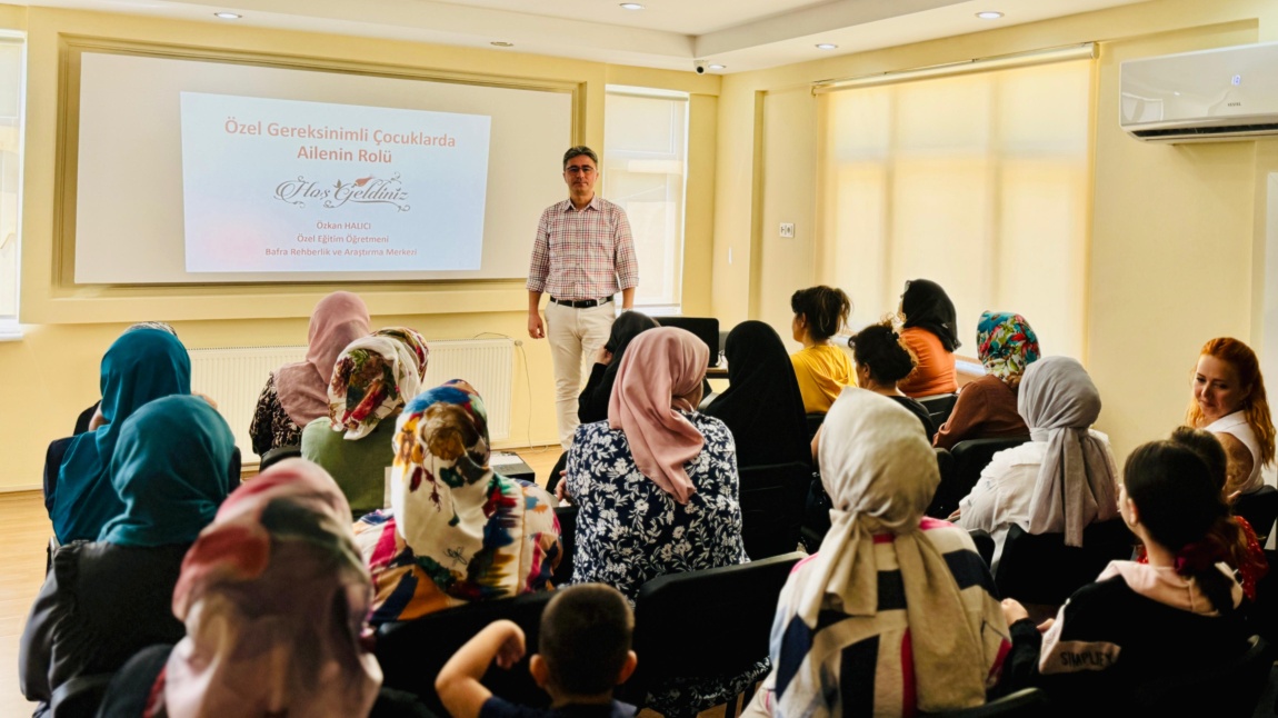 ADEM Projesi Kapsamında Bafra Sosyal Yardımlaşma ve Dayanışma Vakfı kursiyerlerine 'Özel Gereksinimli Çocuklarda Ailenin Rolü' konusunda eğitim verildi.